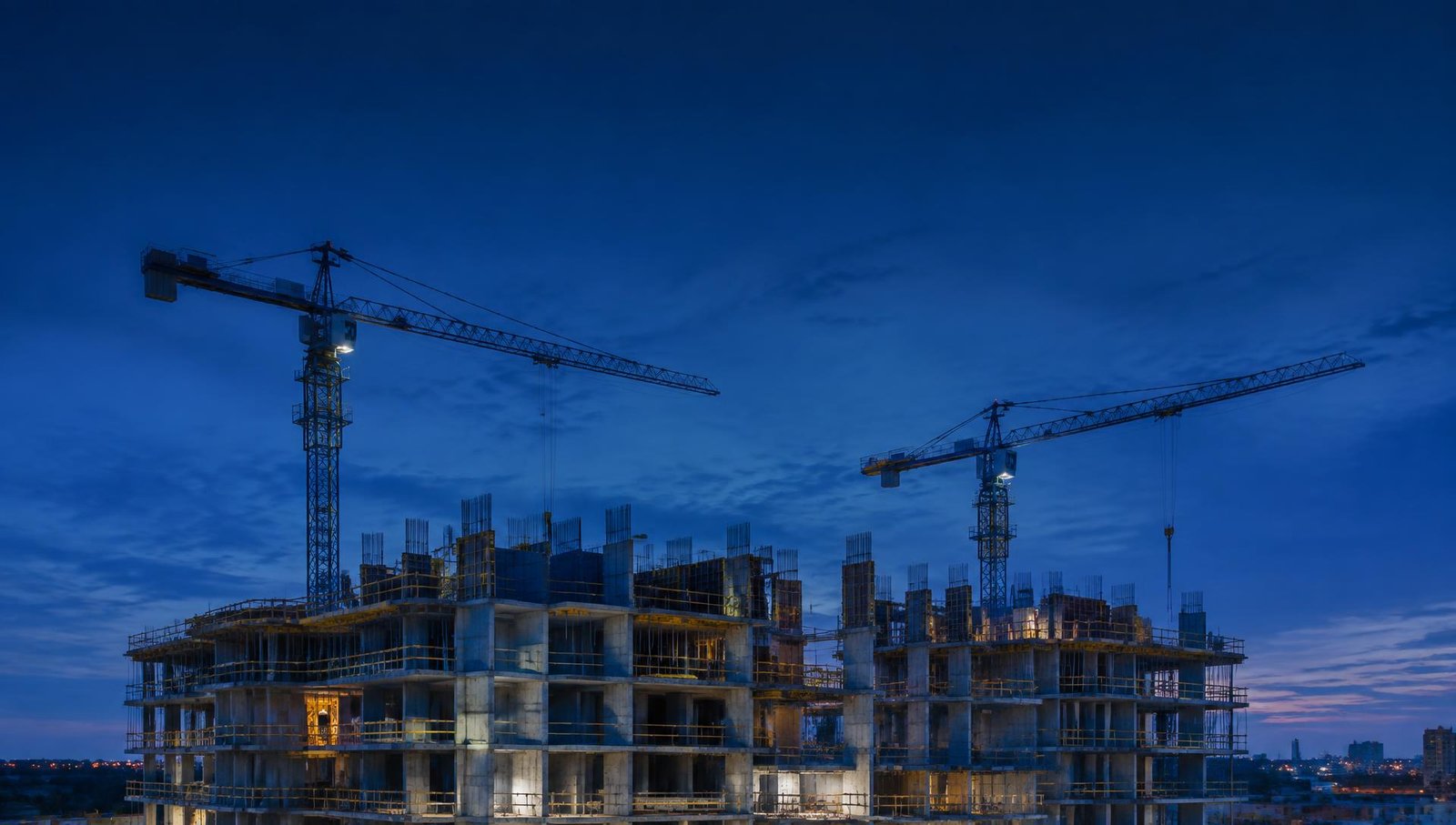 İnşaat halindeki betonarme yapı ve kule vinçler